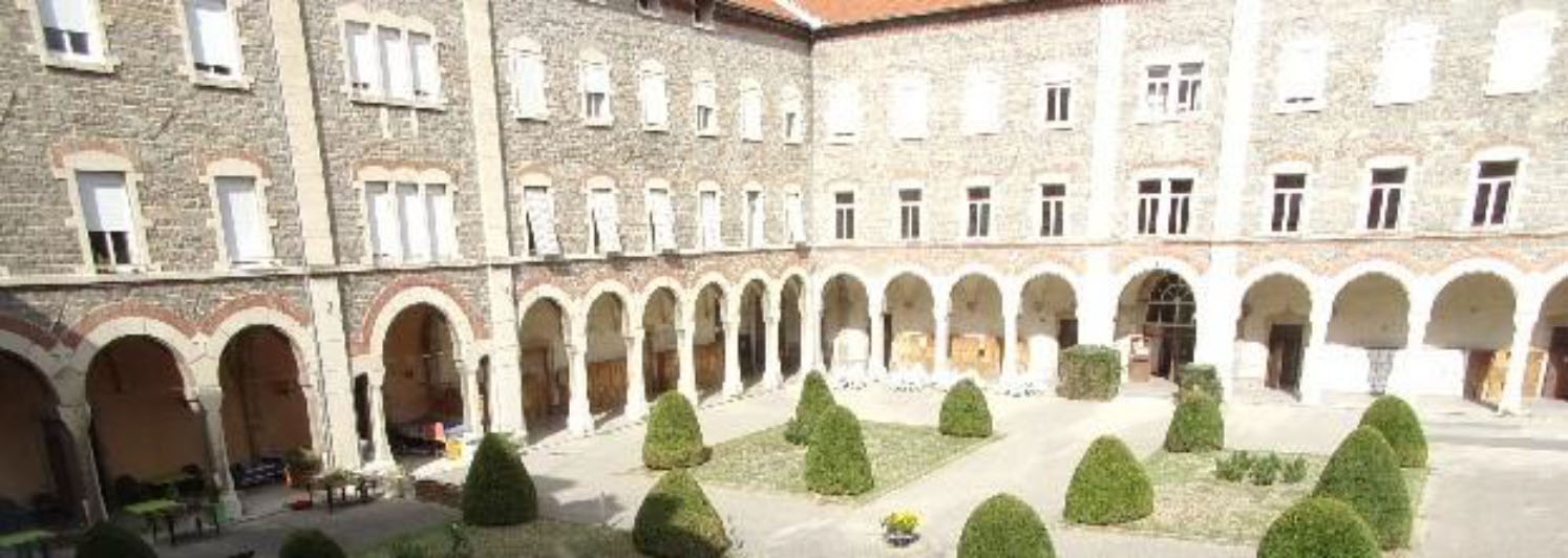Histoire de L'Ehpad Marcellin champagnat le montet : Ici la cour intérieure